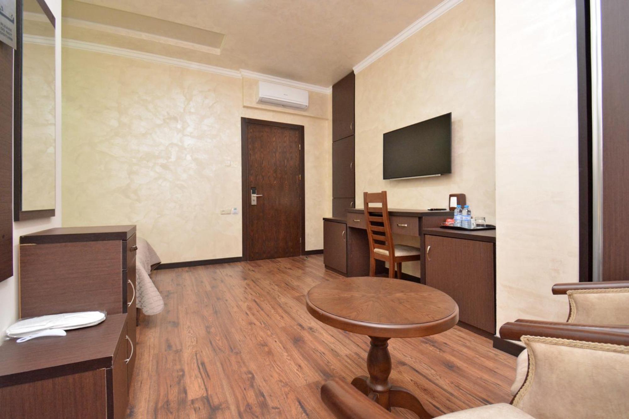 Partez Hotel เยเรวาน ภายนอก รูปภาพ