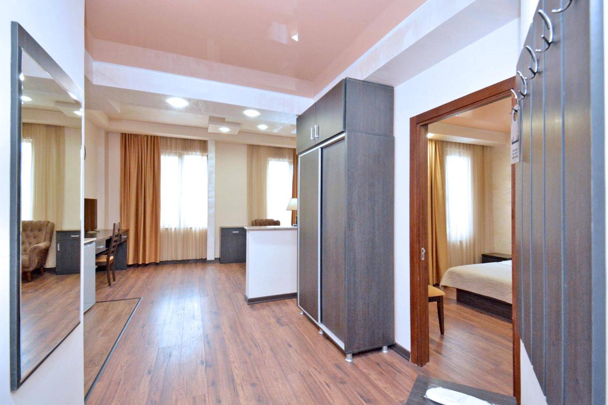 Partez Hotel เยเรวาน ภายนอก รูปภาพ