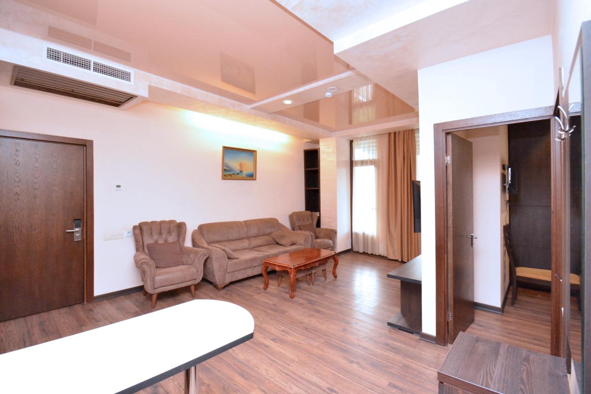 Partez Hotel เยเรวาน ภายนอก รูปภาพ