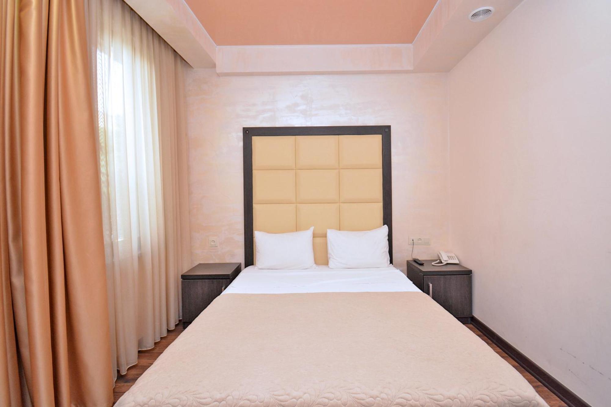 Partez Hotel เยเรวาน ภายนอก รูปภาพ